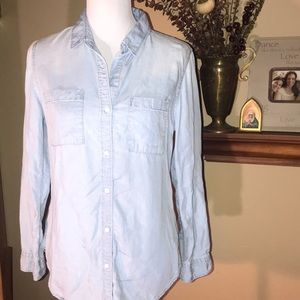 Light chambray shirt with front pockets.